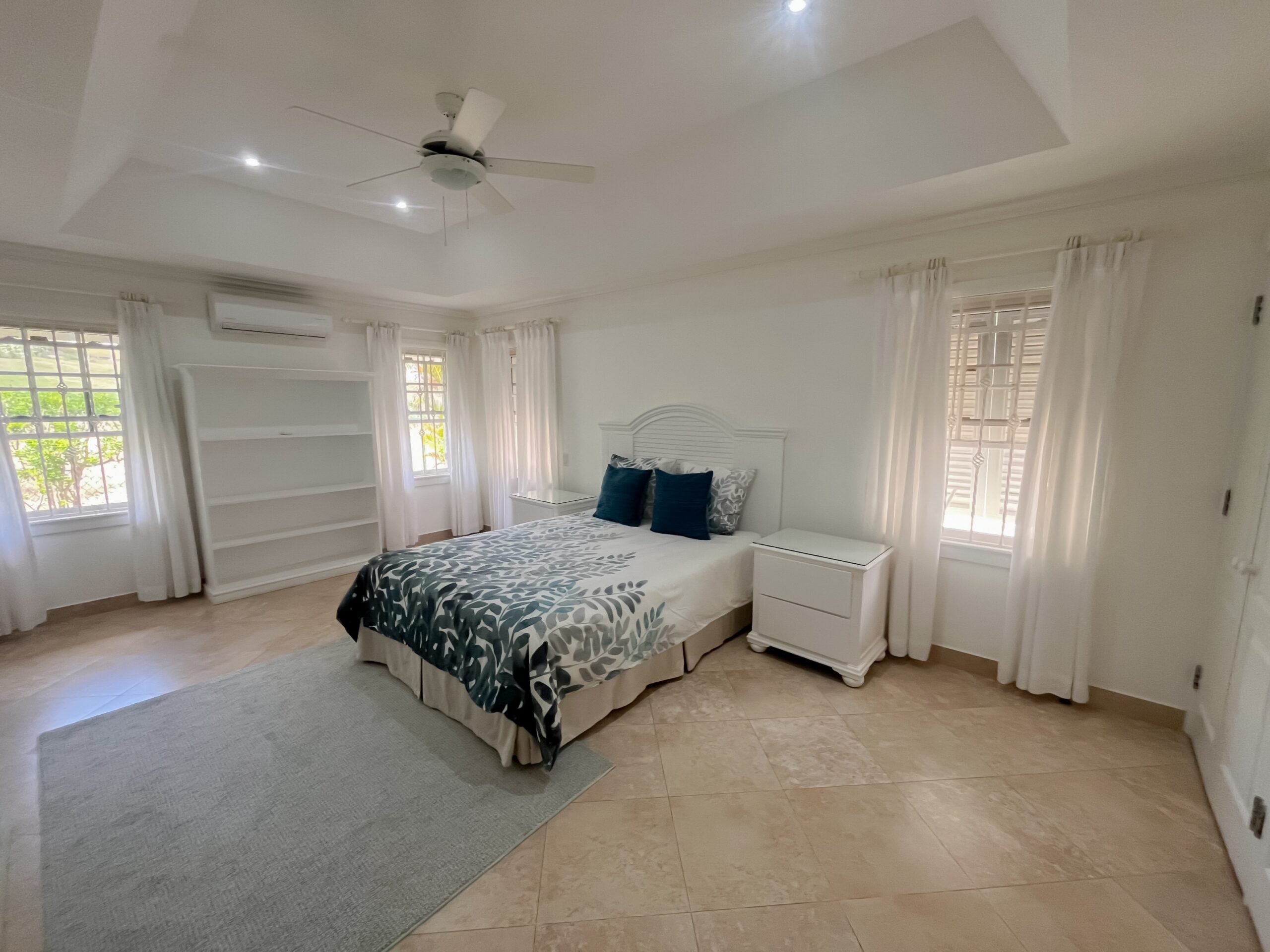 Primary bedroom with en-suite at Looking Glass, Durants, Christ Church