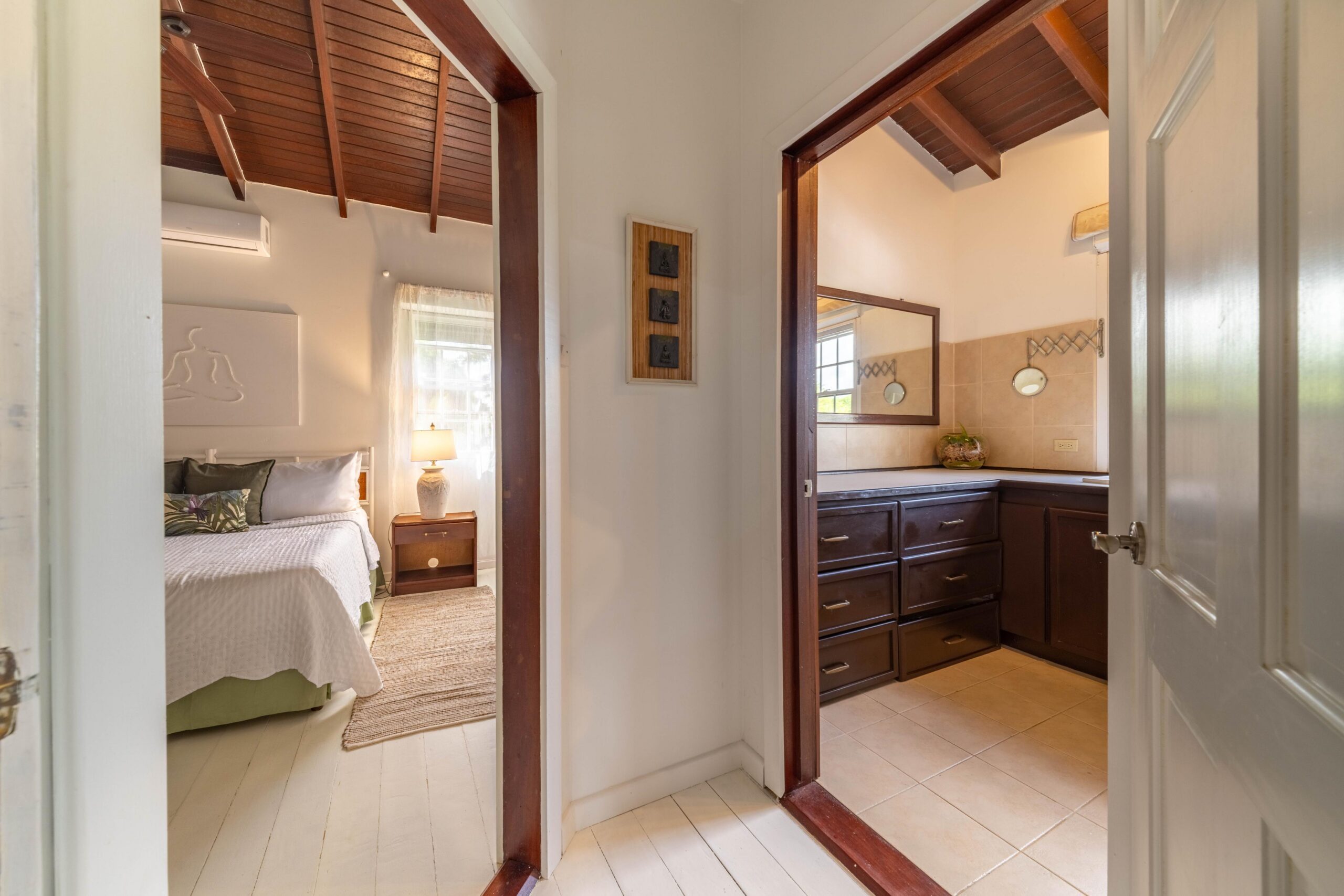 Bedroom with en-suite in the guest cottage at 39 Blowers, St James