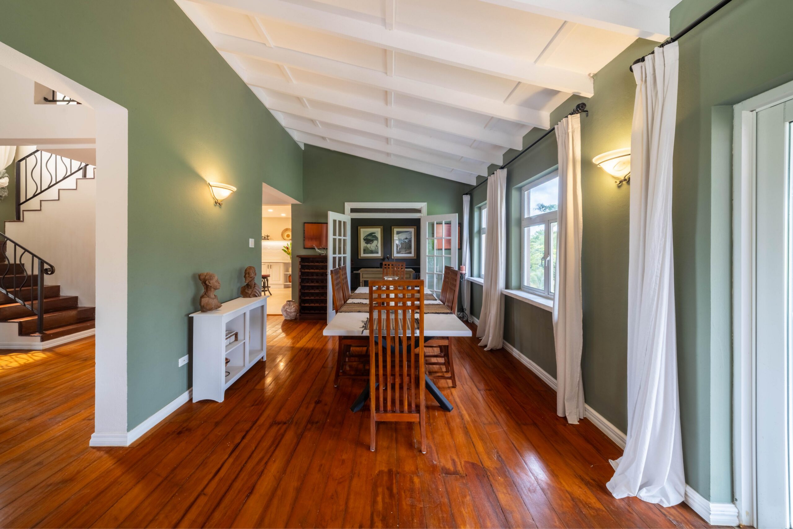 Entrance hallway with a vaulted ceiling at 39 Blowers, St James